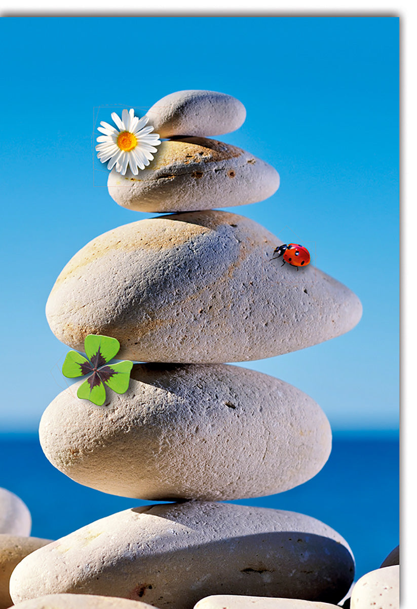 Blankokarte Naturmotiv: Zen-Steinturm mit Marienkäfer und Blume, beruhigende Strandfarben für Entspannung