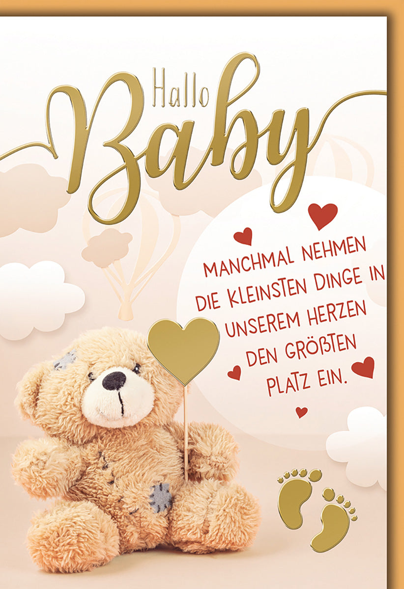 Geburtskarte: Niedlicher Teddybär mit Herzmotiv und Fußabdrücken in sanften Pastelltönen für Neugeborene