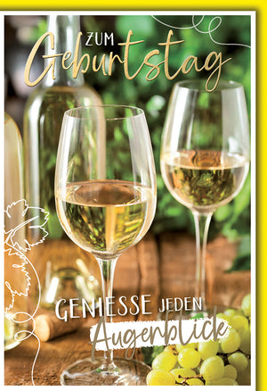 Geburtstagskarte Elegant: Weißweingläser mit Trauben in warmen Goldtönen, stilvolle Kalligrafie