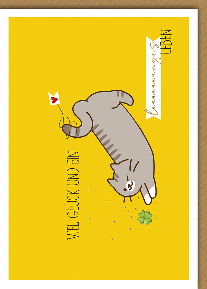 Lustige Geburtstagskarte: Graue Katze mit Kleeblatt auf gelbem Grund, herziger Spruch