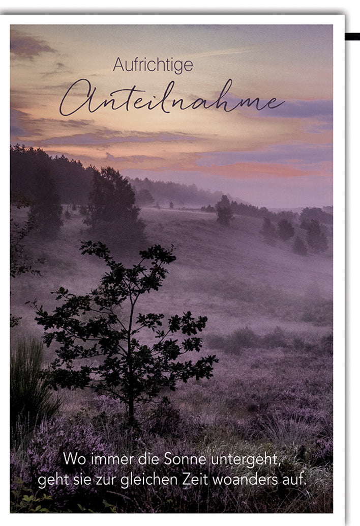 Trauerkarte Anteilnahme: Nebelige Heidelandschaft im Sonnenuntergang mit Spruch