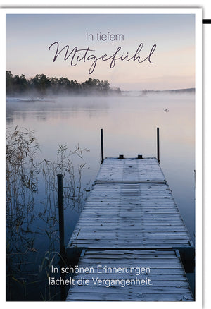 Trauerkarte Beileid: Steg am nebligen See mit tiefem Mitgefühl-Spruch, ruhige Naturszenerie