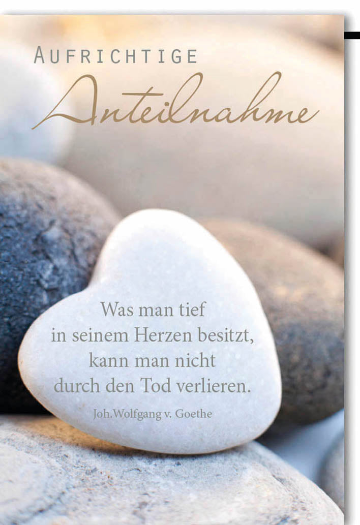 Trauerkarte: Herzstein auf natürlichen Steinen mit Goethe-Zitat, warme Erdtöne