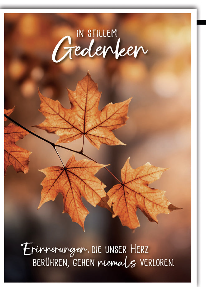 Trauerkarte In stillem Gedenken: Herbstliche Ahornblätter in warmen Tönen mit Spruch