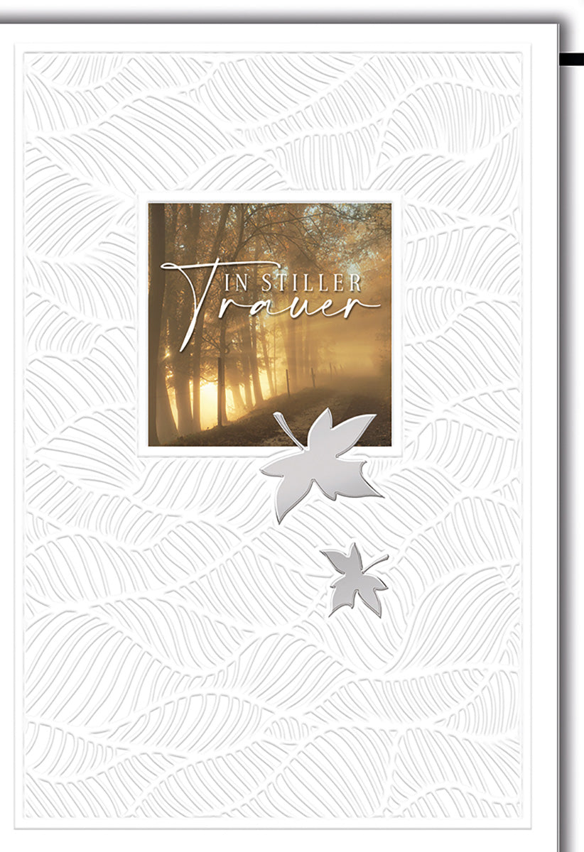 Trauerkarte mit filigranem Blattmuster und Waldmotiv – Elegante Beileidskarte in Weiß und Goldtönen