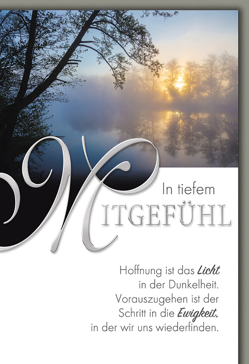 Trauerkarte mit Naturmotiv: Mystischer Wald im Morgengrauen, Hoffnung und Trost in stilvollem Design