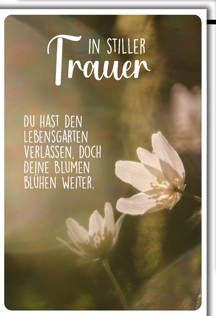 Trauerkarte mit Spruch: Zarte weiße Blüten in warmen Erdtönen, emotionaler Text