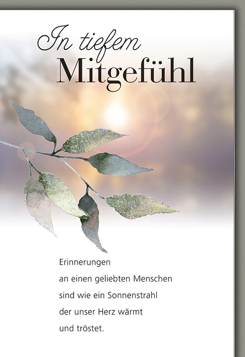 Trauerkarte mit zartem Blattmotiv und sanften Farben – In tiefem Mitgefühl für stille Beileidsbekundungen