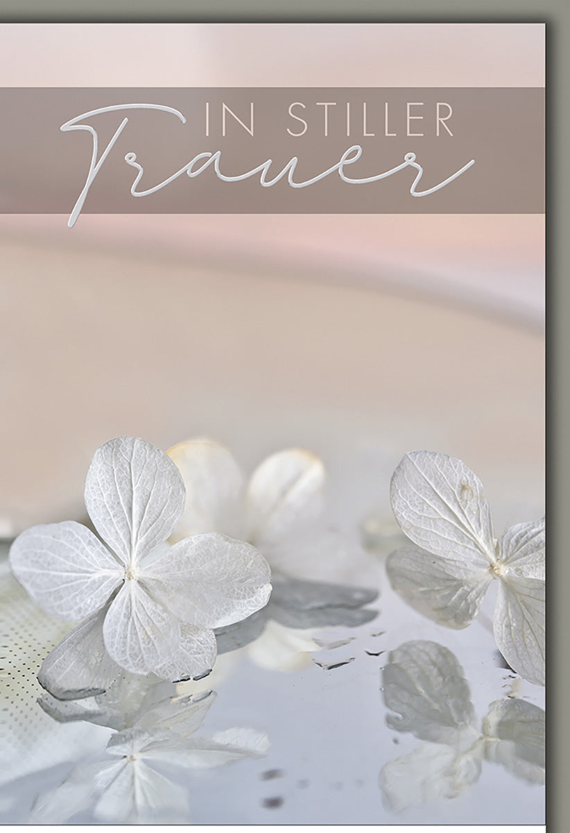 Trauerkarte mit zarten weißen Blüten, sanfte Pastelltöne, beruhigendes Design für stille Anteilnahme